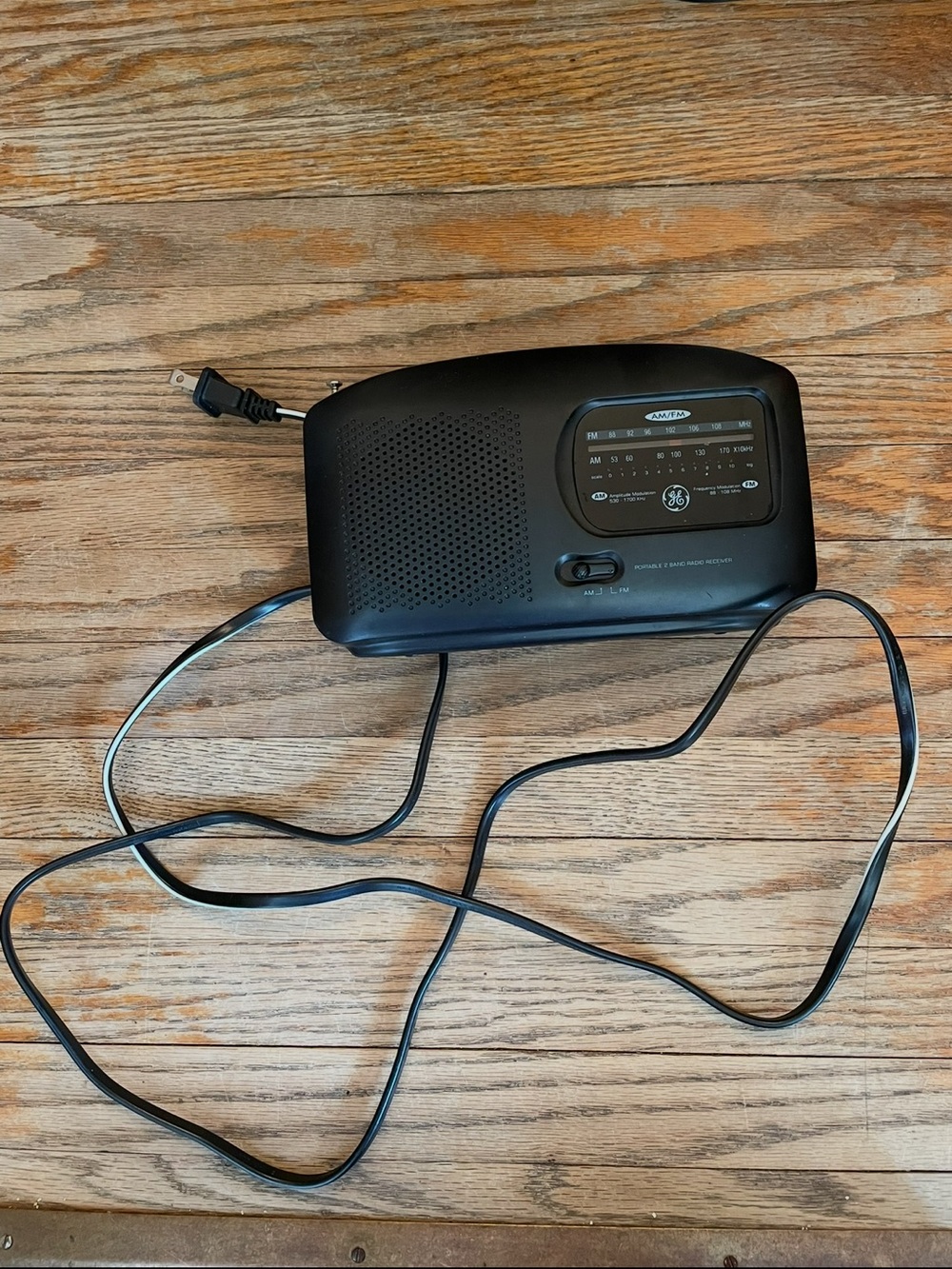 GE AM/FM Portable Radio (MISSING BACK COVER so works as plug in only